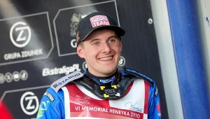 Uśmiechnięty Wiktor Przyjemski.