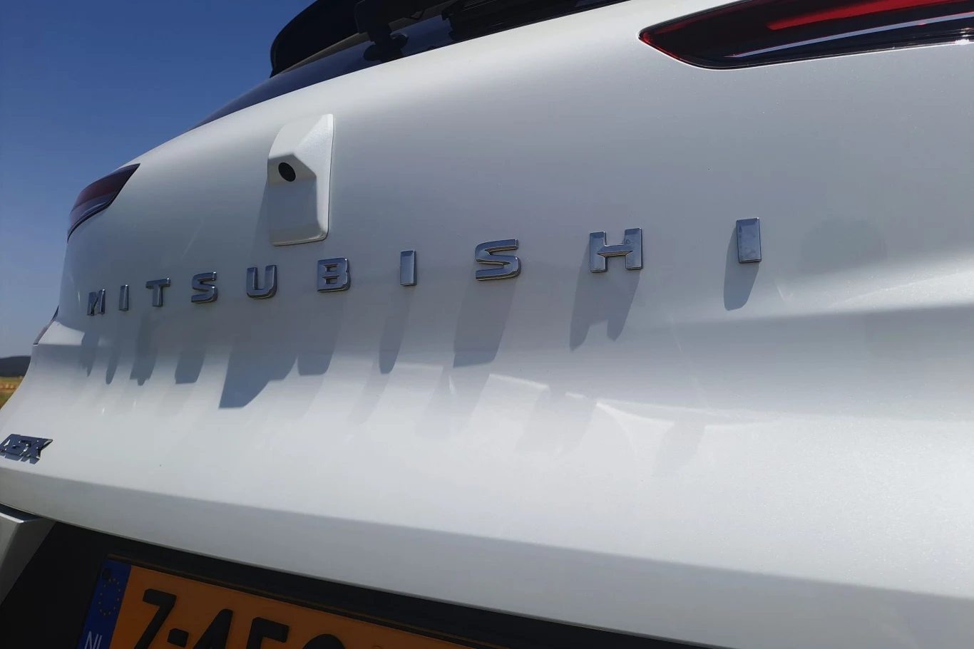 Z tyłu niezmiennie mamy napis "MITSUBISHI" oraz niezbyt estetycznie zabudowaną kamerę cofania.