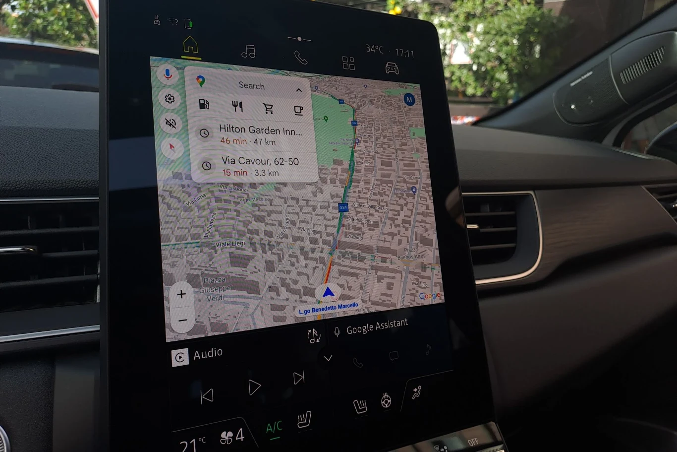 System multimediów Mitsubishi ASX oferuje teraz wbudowane usługi Google. Bez konieczności łączenia telefonu z autem możemy teraz skorzystać np. z Map Google.