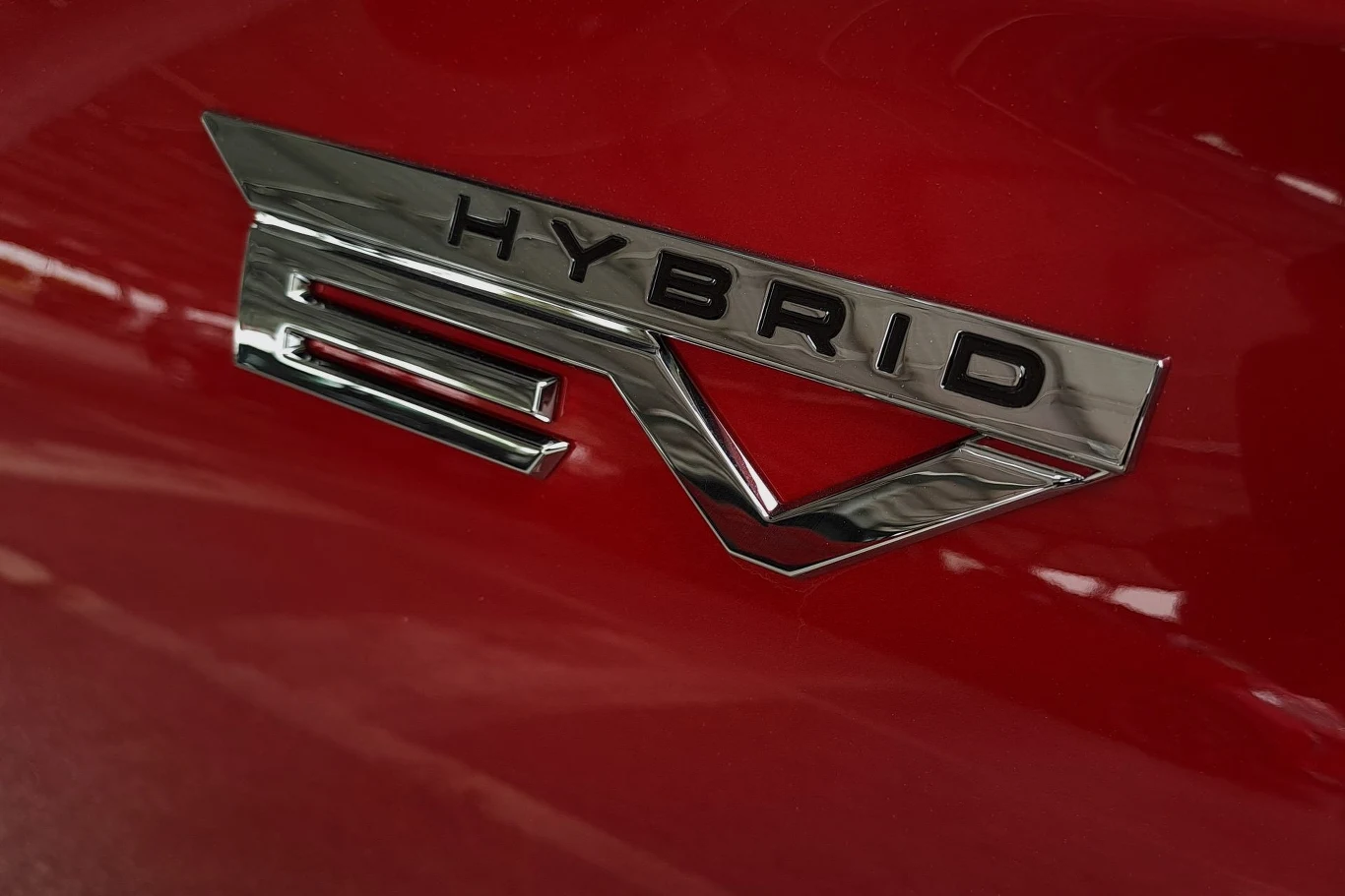 Mitsubishi ASX po liftingu dostępne jest również z układem hybrydowym. Jego bazą jest jednostka benzynowa 1,6 wspomagana przez dwa silniki elektryczne. Moc systemowa to 145 KM.