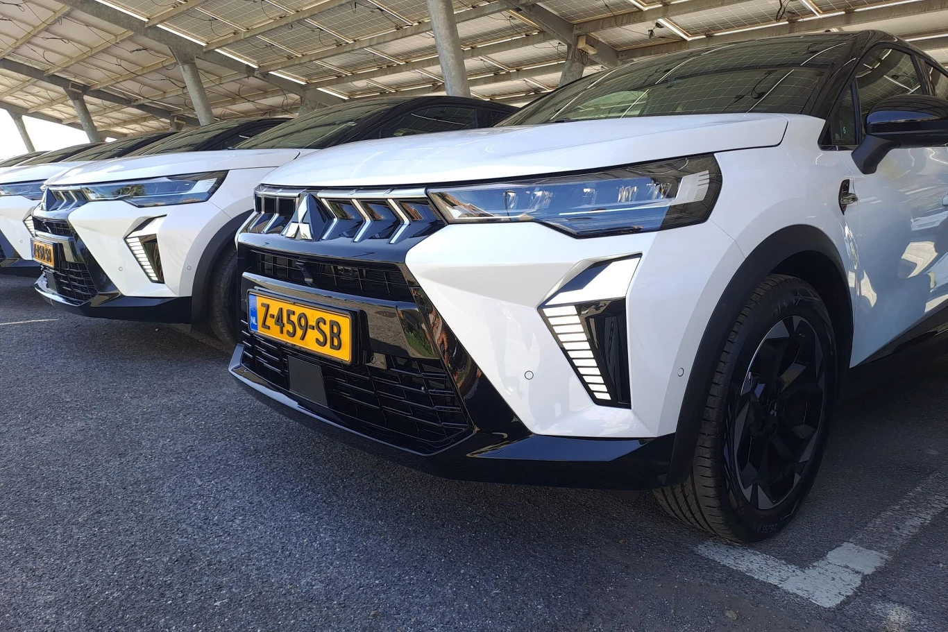 Po modernizacji zmianie uległ przód Mitsubishi ASX. Wyróżnia się on na tle tego ze zmodernizowanego Renault Captur.