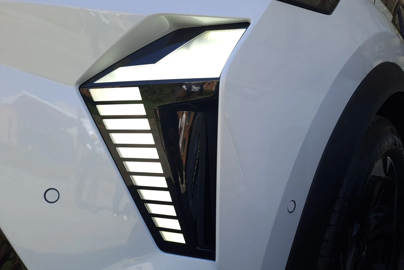 Choć Mitsubishi ASX znacząco odróżnia się od Captura, pewne elementy stylistyczne są wspólne - np. charakterystyczny kształt świateł.