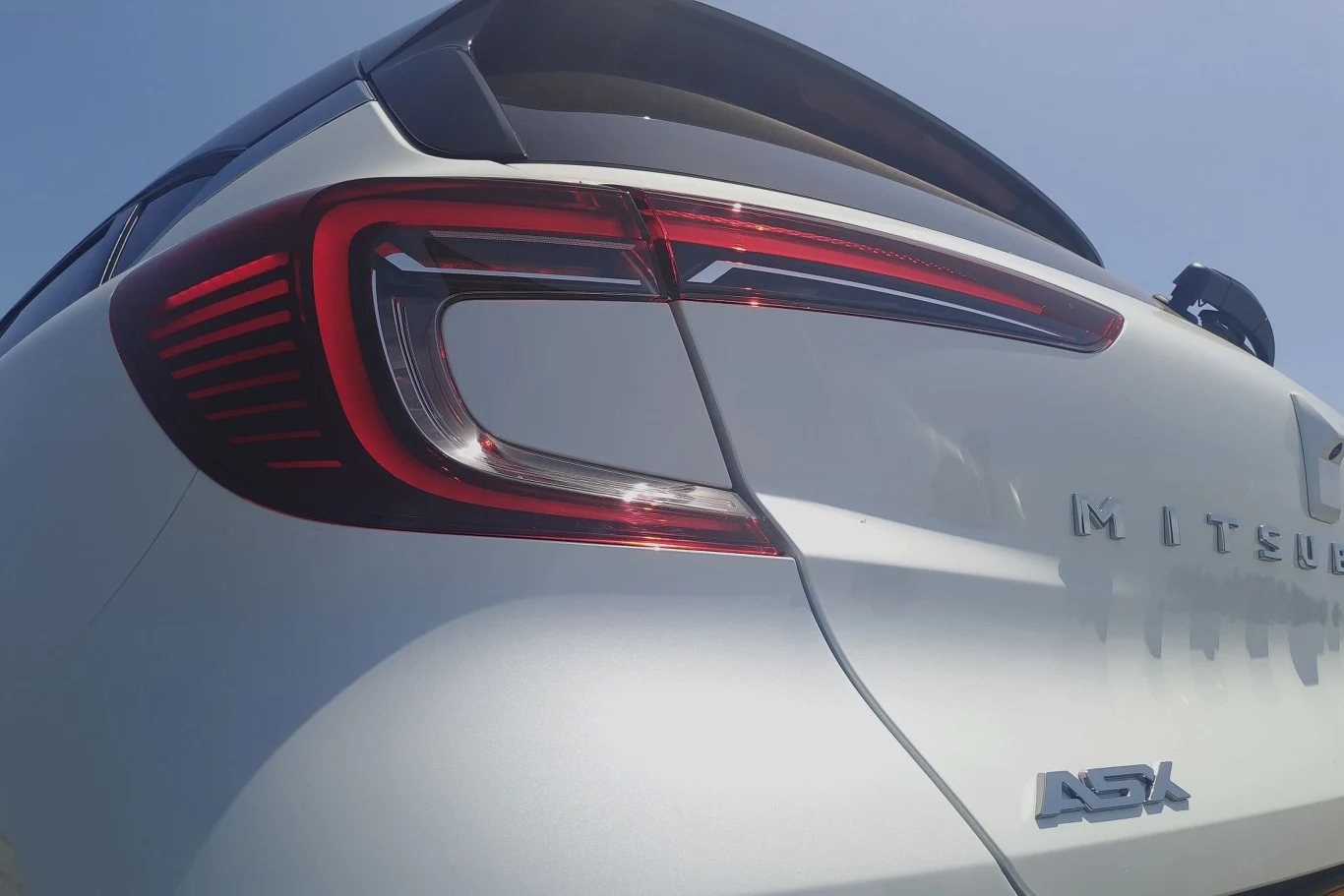 Z tyłu niezmiennie mamy światła w kształcie litery "C" czy napis "MITSUBISHI" na całej szerokości klapy bagażnika.