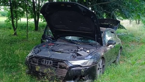 Pijany kierowca wypadł z drogi, doniosło na niego jego własne auto