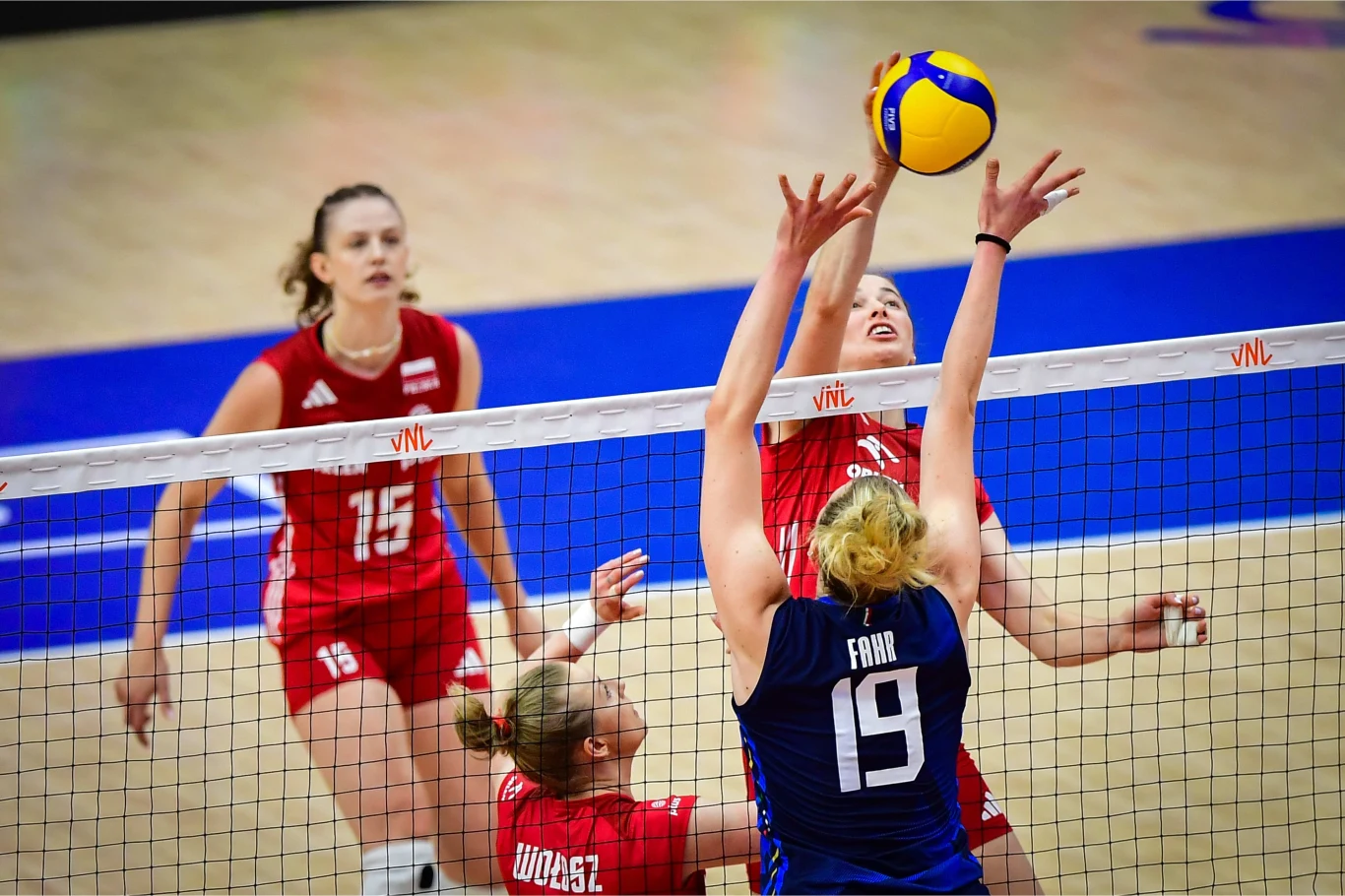 Magdalena Jurczyk w trakcie rywalizacji przy siatce