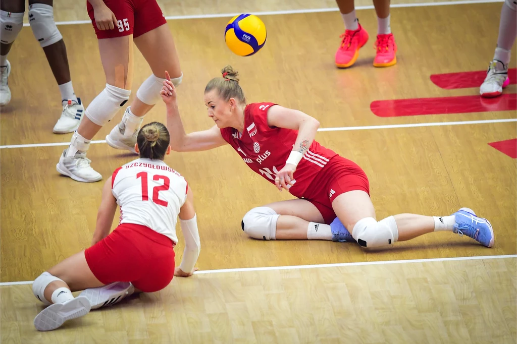 Polskie siatkarki w czasie meczu z Włochami: z lewej Aleksandra Szczygłowska, obok Joanna Wołosz Polskie siatkarki w czasie meczu z Włochami: z lewej Aleksandra Szczygłowska, obok Joanna Wołosz