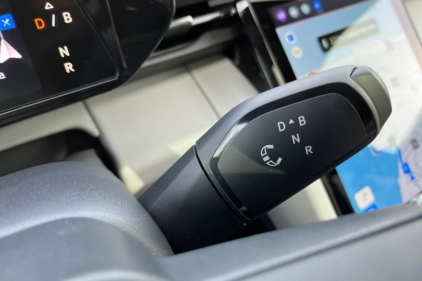  Da się tu dostrzec drobne ślady pokrewieństwa z Volkswagenem ID.4. Nie jest ich jednak wiele 