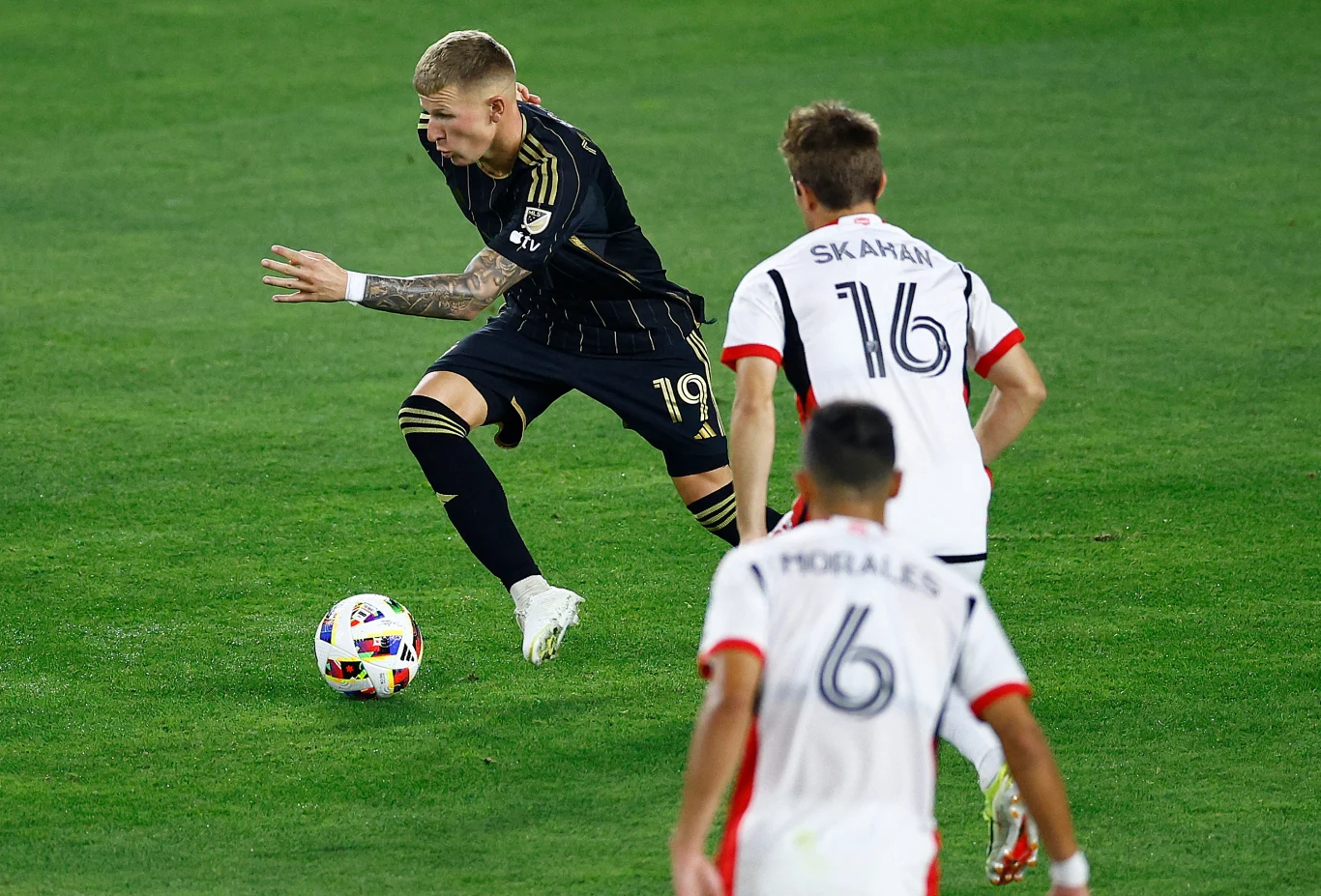 Mateusz Bogusz (z piłką)