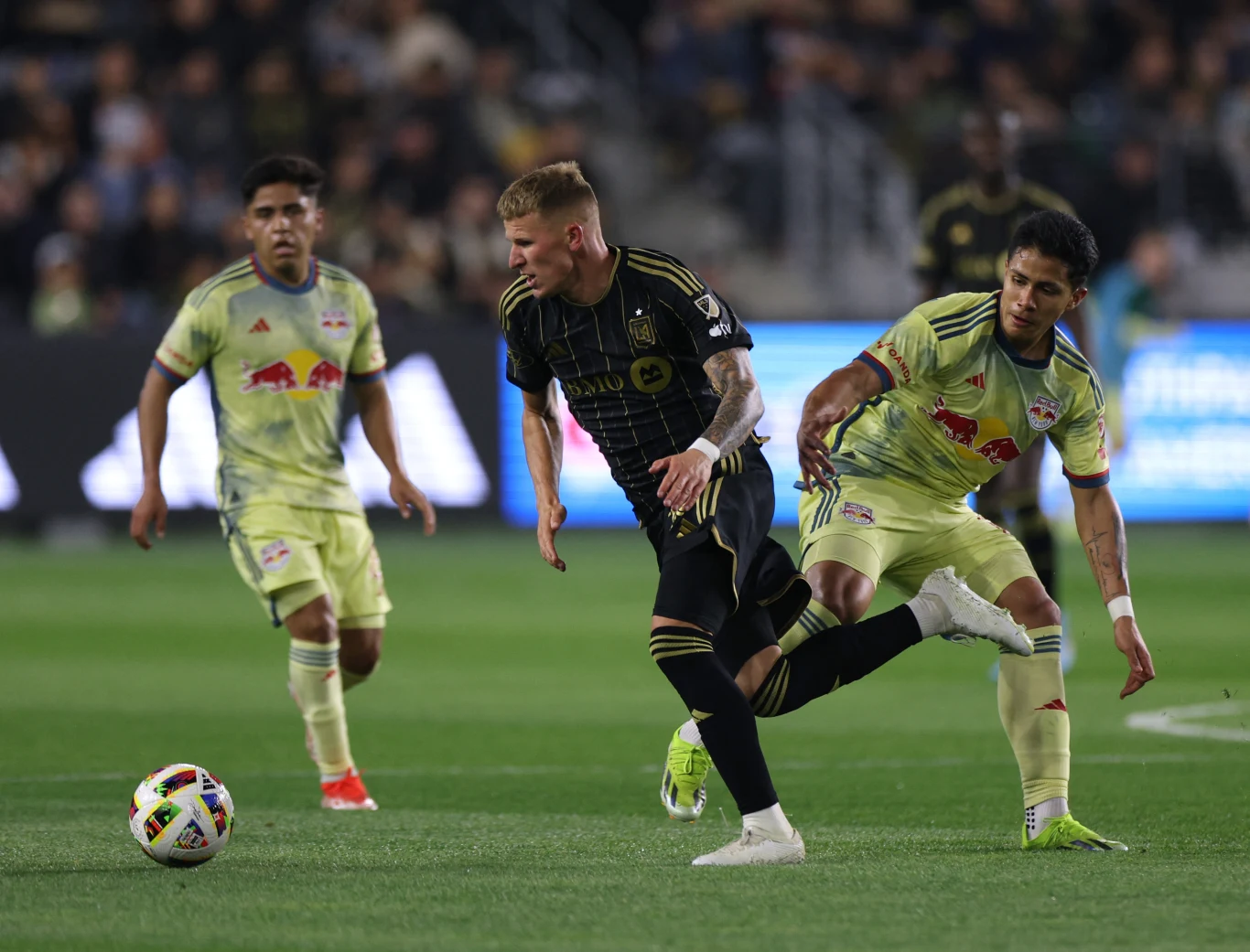 Mateusz Bogusz w środku Mateusz Bogusz w środku