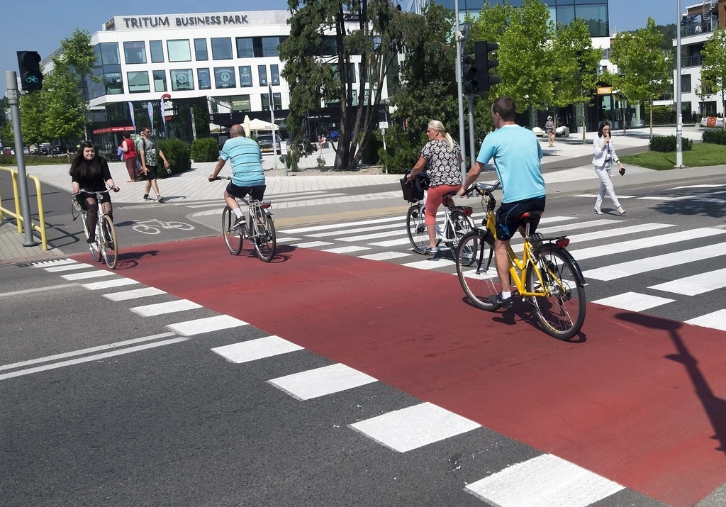 Kiedy rowerzysta ma pierwszeństwo na przejeździe dla rowerów?