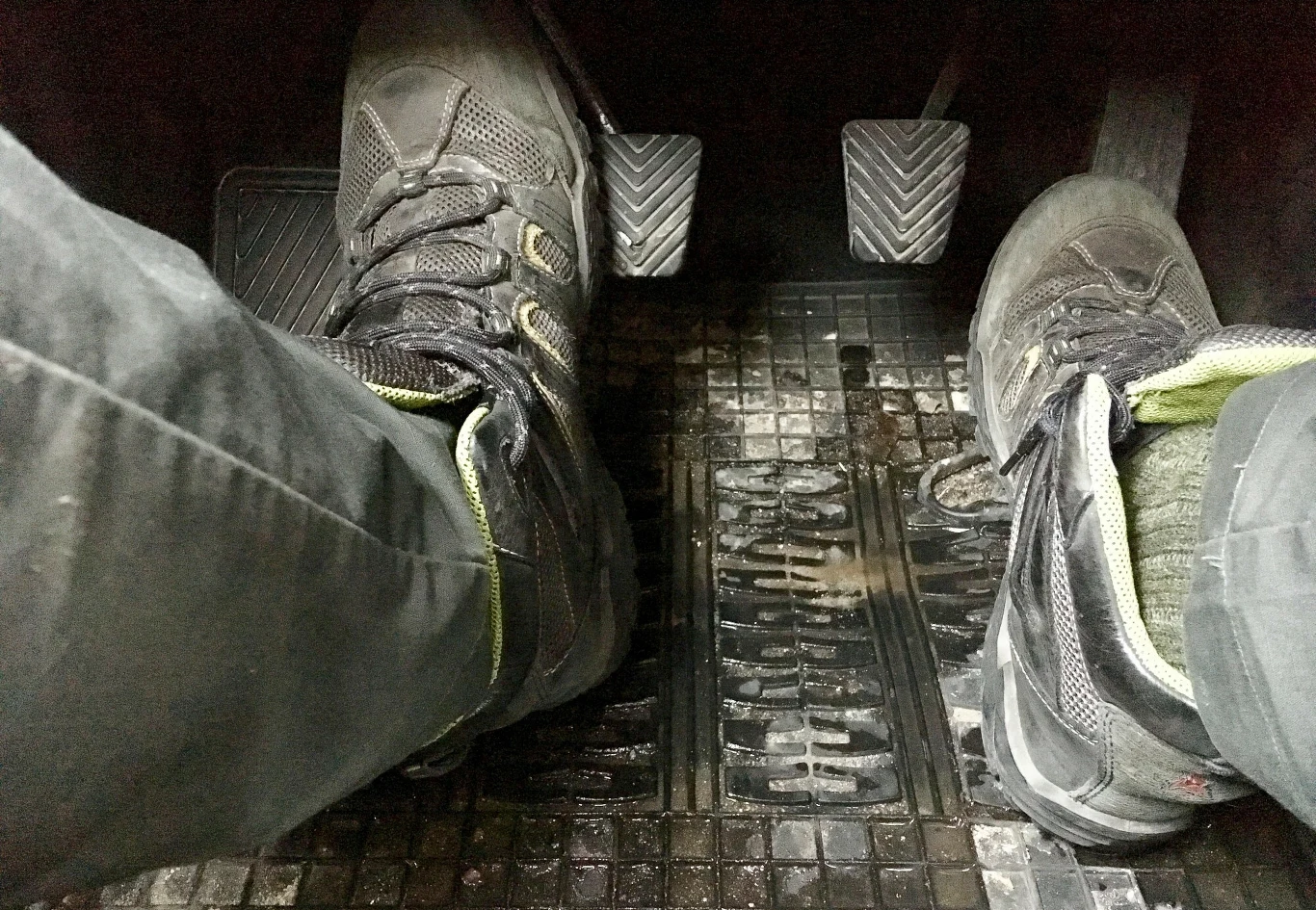 Wciskanie sprzęgła na długo przed zatrzymaniem to poważny błąd Wciskanie sprzęgła na długo przed zatrzymaniem to poważny błąd