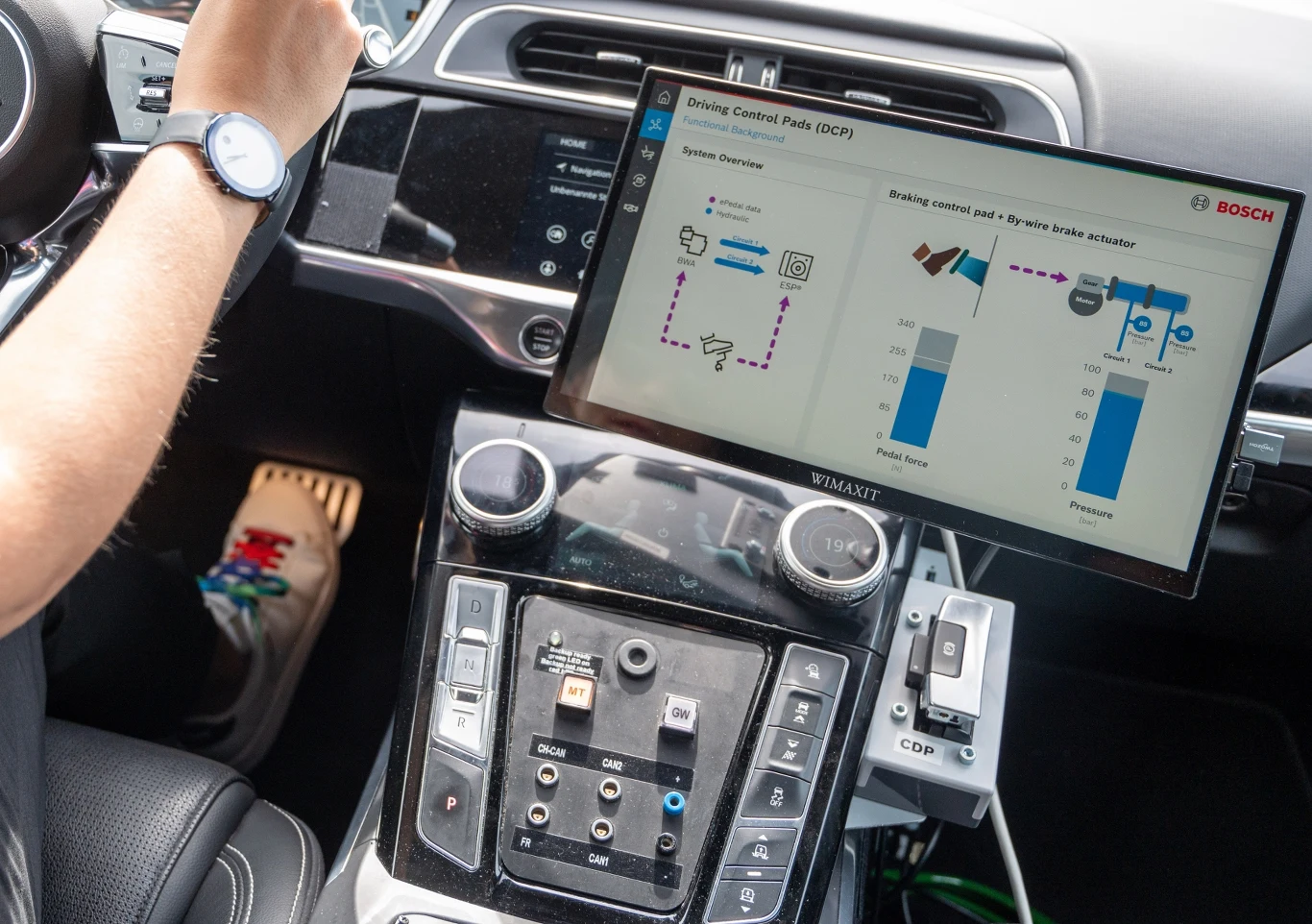 W tym samochodzie pedały są nieruchome - to jak reagują na nacisk stopy, można śledzić na ekranie W tym samochodzie pedały są nieruchome - to jak reagują na nacisk stopy, można śledzić na ekranie