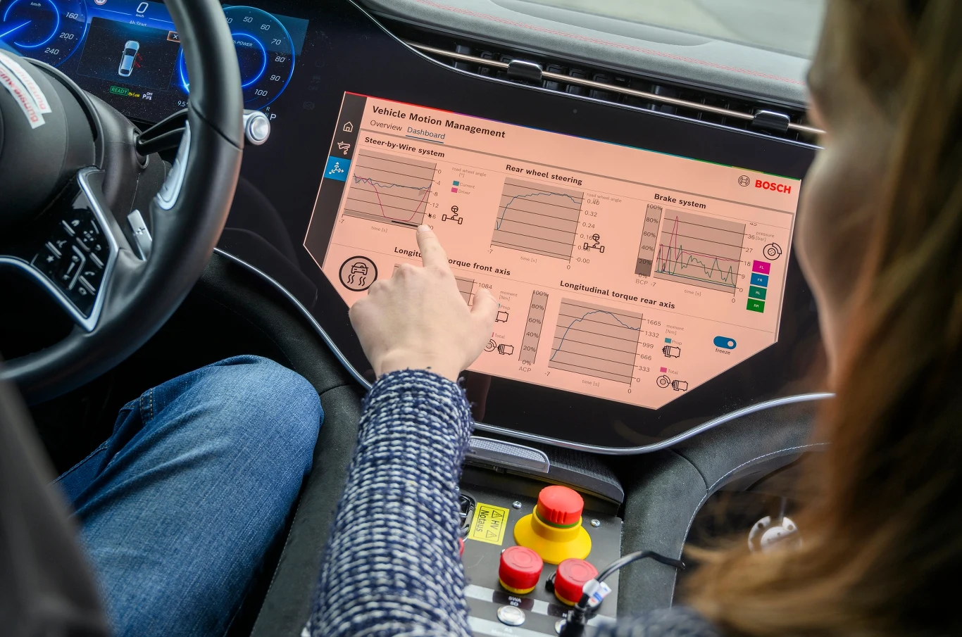Vehicle Motion Management koordynuje działanie różnych systemów samochodu, a ich reakcje można było śledzić na ekranie Vehicle Motion Management koordynuje działanie różnych systemów samochodu, a ich reakcje można było śledzić na ekranie
