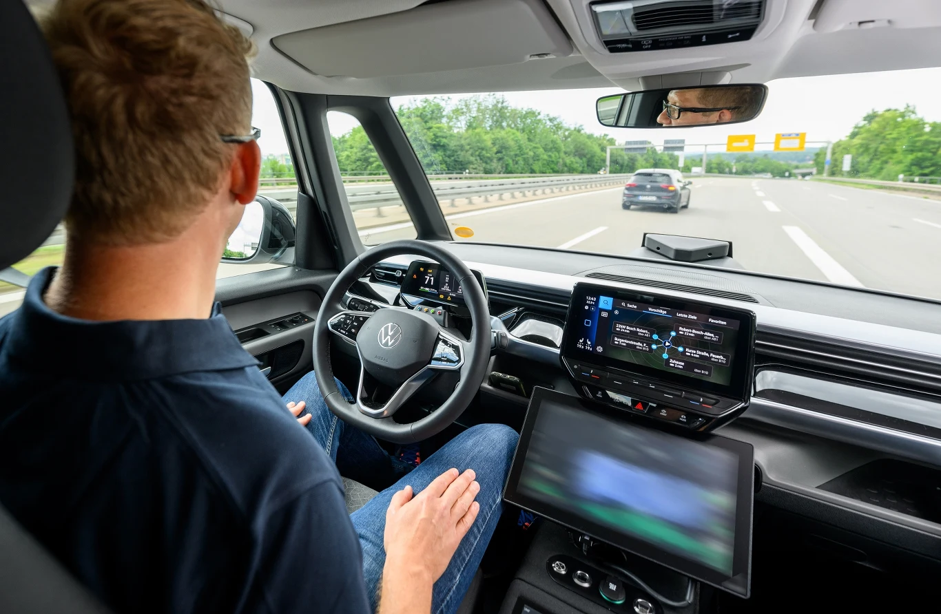 Zautomatyzowana jazda oznacza, że samochód może jechać w pełni samodzielnie, ale kierowca musi kontrolować sytuację Zautomatyzowana jazda oznacza, że samochód może jechać w pełni samodzielnie, ale kierowca musi kontrolować sytuację