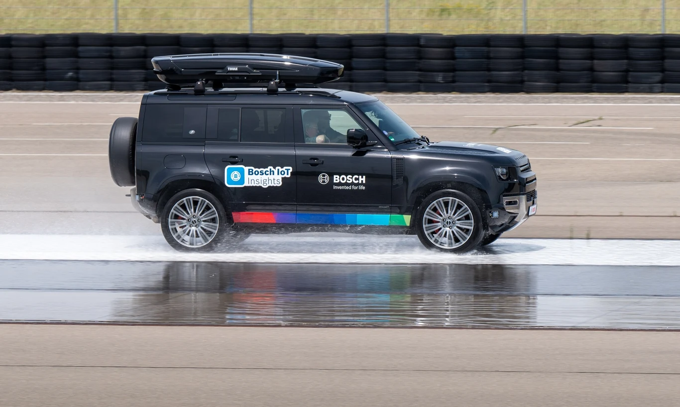 Podczas testów płyta poślizgowa imitowała oblodzoną nawierzchnię - po wjechaniu na nią samochód przesyłał komunikat ostrzegawczy do chmury Podczas testów płyta poślizgowa imitowała oblodzoną nawierzchnię - po wjechaniu na nią samochód przesyłał komunikat ostrzegawczy do chmury