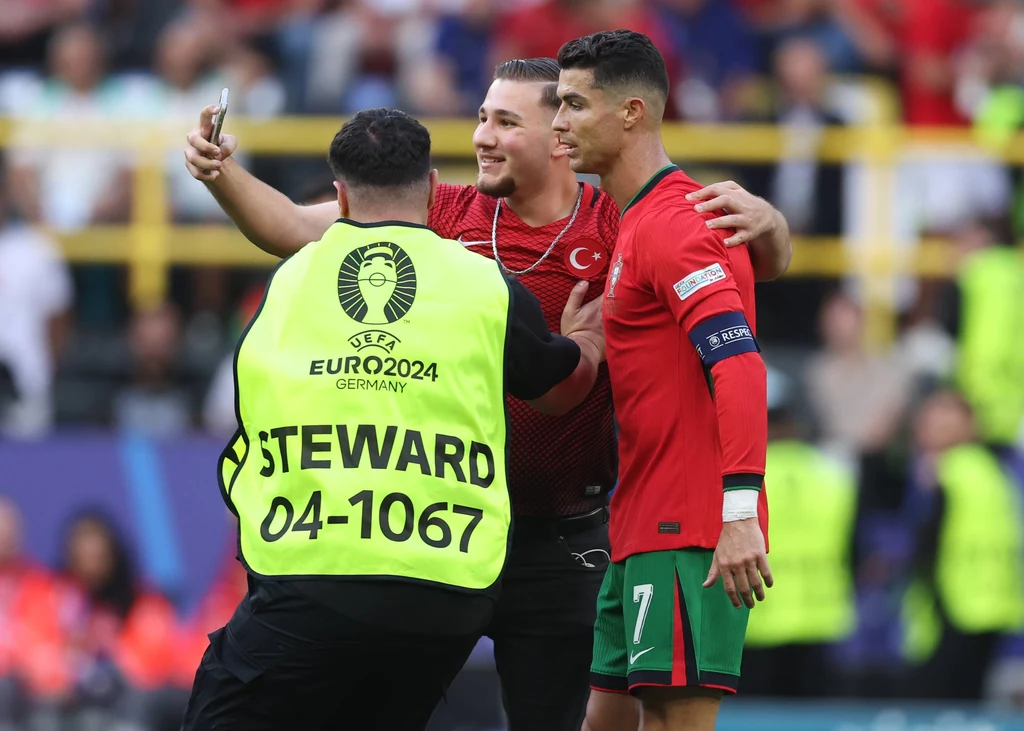 Cristano Ronaldo nie miał spokoju podczas starcia Portugalii z Turcją na Euro 2024... Cristano Ronaldo nie miał spokoju podczas starcia Portugalii z Turcją na Euro 2024...