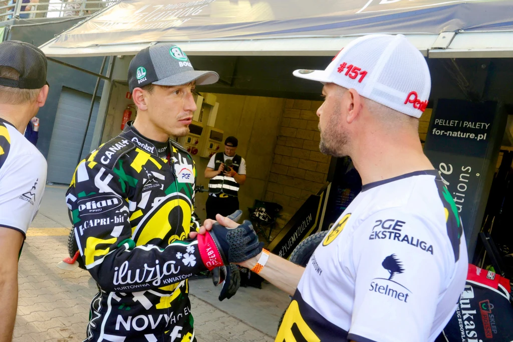 Piotr Pawlicki z Piotrem Protasiewiczem po meczu. Piotr Pawlicki z Piotrem Protasiewiczem po meczu.