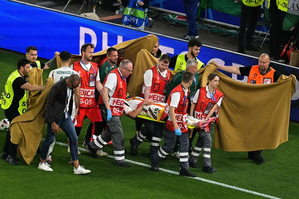 Barnabas Varga znoszony podczas meczu Szkocja - Węgry na Euro 2024 Barnabas Varga znoszony podczas meczu Szkocja - Węgry na Euro 2024