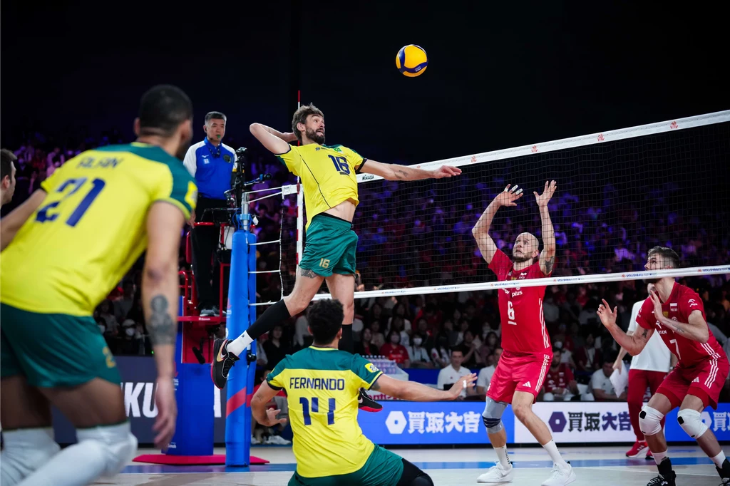 Lucas Saatkamp atakuje w meczu Polska - Brazylia w Fukuoce Lucas Saatkamp atakuje w meczu Polska - Brazylia w Fukuoce