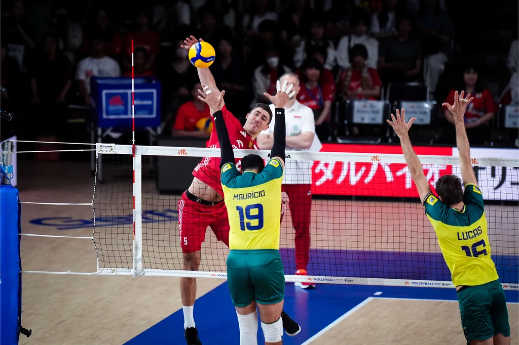 Łukasz Kaczmarek atakuje w czasie meczu Polska - Brazylia Łukasz Kaczmarek atakuje w czasie meczu Polska - Brazylia