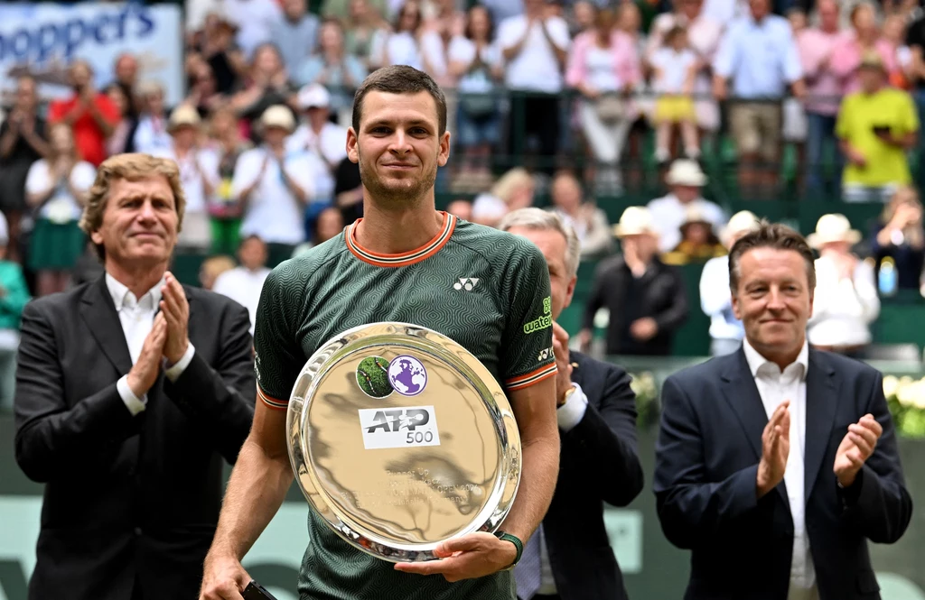 Hubert Hurkacz podczas ceremonii po finale w Halle w 2024 roku Hubert Hurkacz podczas ceremonii po finale w Halle w 2024 roku