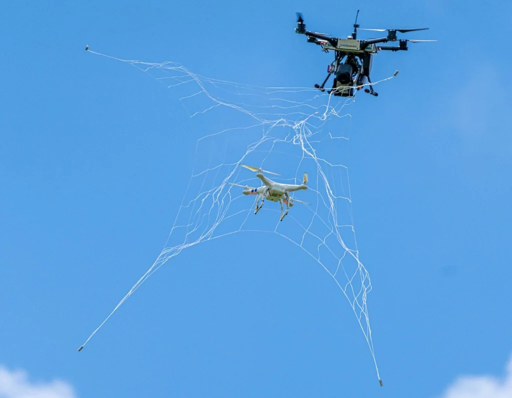 Podobny do rosyjskiego system łapania dronów Delft Dynamics, który mogliśmy oglądać już 8 lat temu