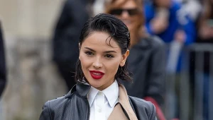 Najmodniejszą fryzurę na lato 2024 zrobisz w domu. Optycznie odmładza