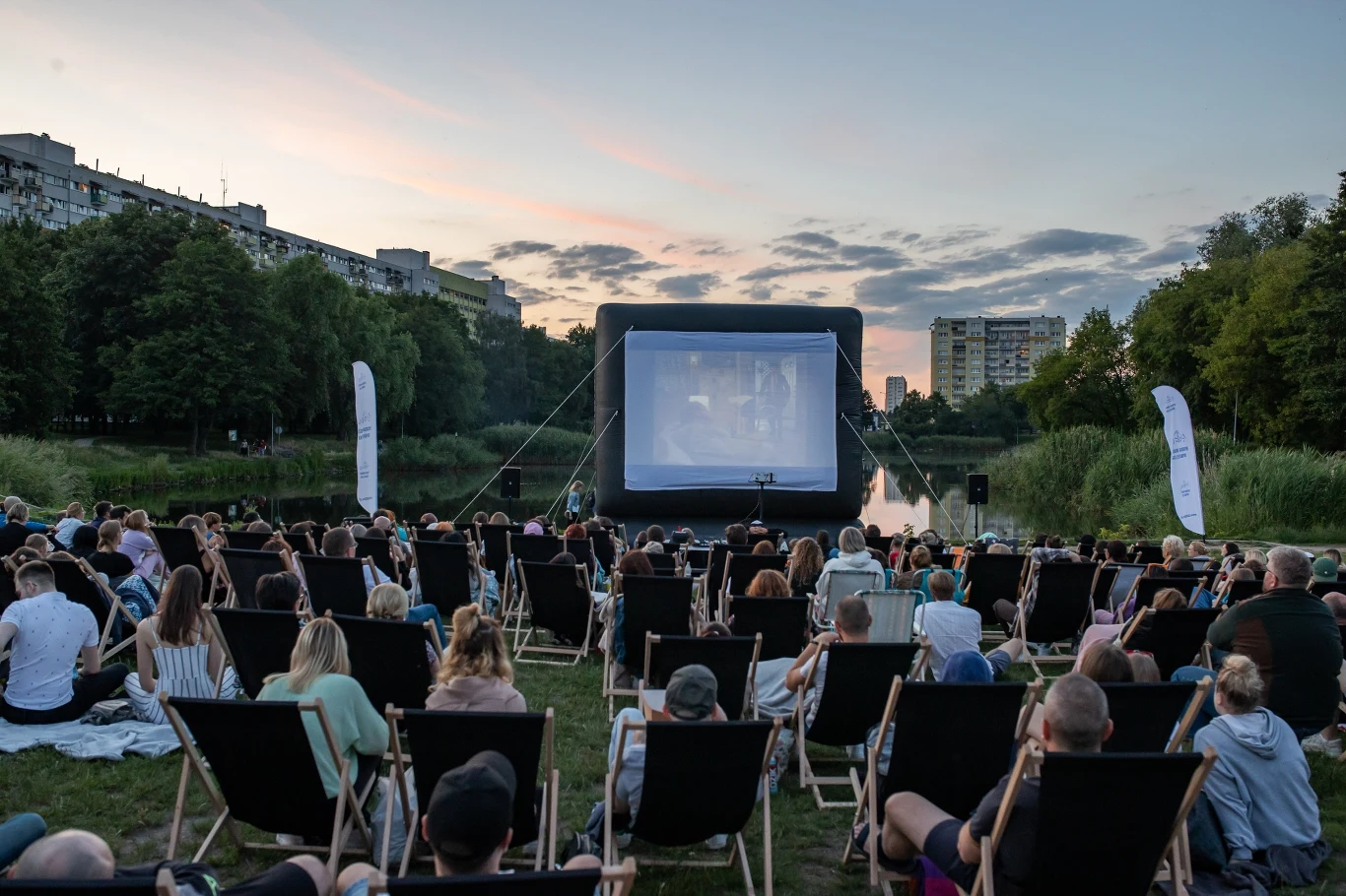 Bezpłatne kino plenerowe to ciekawa propozycja na spędzenie wakacyjnego wieczoru. 