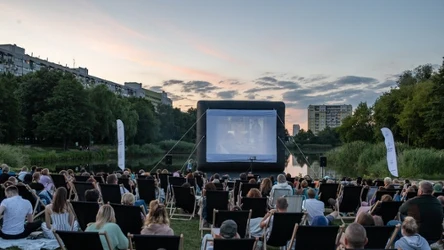 Bezpłatne kino plenerowe to ciekawa propozycja na spędzenie wakacyjnego wieczoru. 