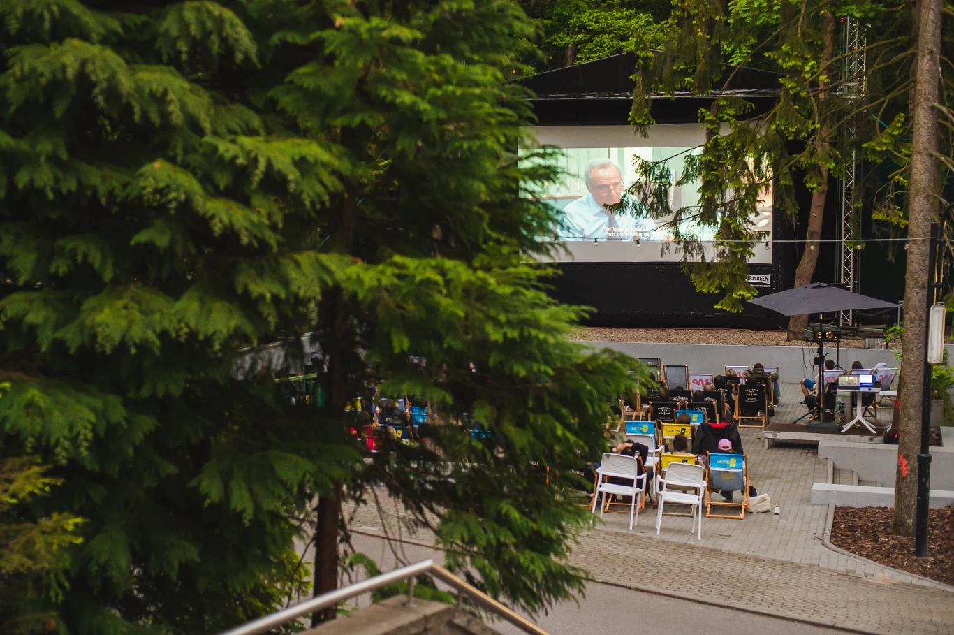 Seanse filmowe na świeżym powietrzu cieszą się dużym zainteresowaniem. To świetna forma rozrywki dla rodzin, przyjaciół i par. 