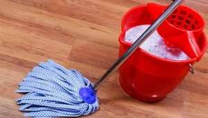 Myjesz podłogę ciepłą czy zimną wodą? Wiele osób popełnia błąd