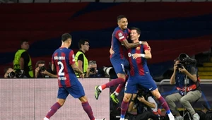 Raphinha (w wyskoku) cieszy się z Robertem Lewandowskim, obok Joao Cancelo