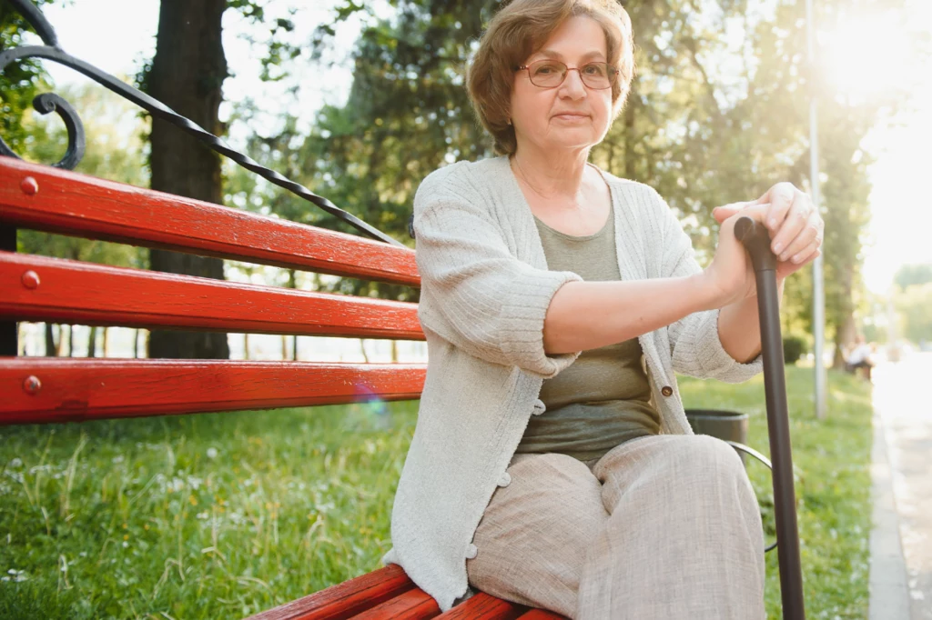 Na osteoporozę chorują głównie kobiety po menopauzie i osoby z niedoborem witaminy D. Zmiany w kościach zaczynają się już po 40 roku życia Na osteoporozę chorują głównie kobiety po menopauzie i osoby z niedoborem witaminy D. Zmiany w kościach zaczynają się już po 40 roku życia