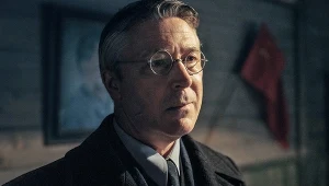 Aidan Gillen w scenie z filmu "Pojedynek"