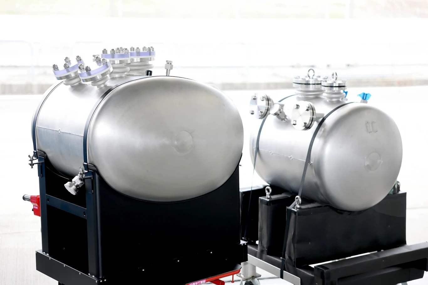 Toyota zmieniła kształt zbiornika na wodór - teraz jest on owalny, a nie cylindryczny. Mimo że nie zmienił rozmiarów, oferuje on teraz większą pojemność.