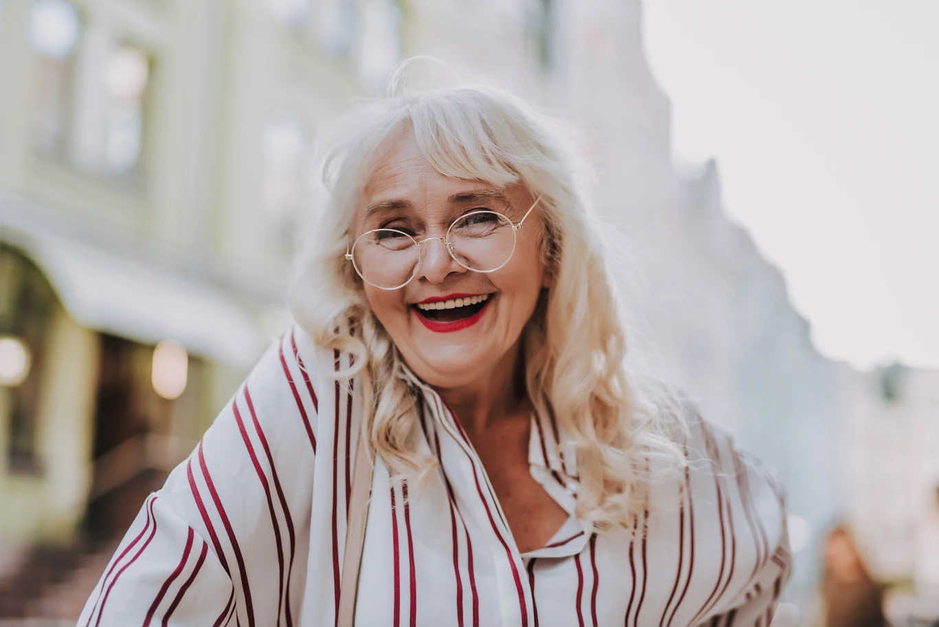 Po 50. roku życia zyskujemy "życiową mądrość", a przez to, że w podeszłym wieku rozwiązujemy dużo krzyżówek - zwiększa nam się także zasób słownictwa 