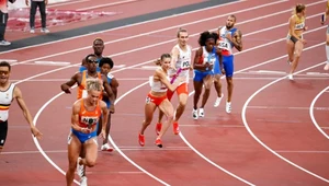 Natalia Kaczmarek i Kendall Ellis w finale sztafet mieszanych na igrzyskach w Tokio. A po lewej: Lieke Klaver i Marileidy Paulino 