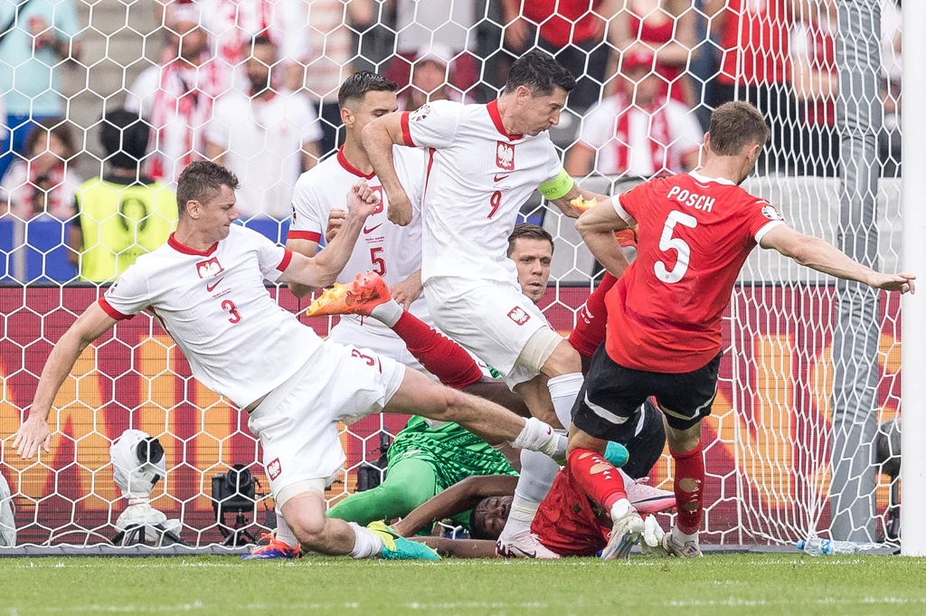 Paweł Dawidowicz (numer 3), Robert Lewandowski (9), w tle Jan Bednarek i Wojciech Szczęsny w meczu z Austrią Paweł Dawidowicz (numer 3), Robert Lewandowski (9), w tle Jan Bednarek i Wojciech Szczęsny w meczu z Austrią