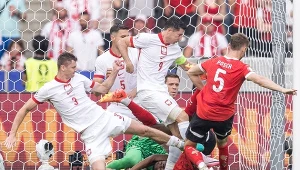 Paweł Dawidowicz (numer 3), Robert Lewandowski (9), w tle Jan Bednarek i Wojciech Szczęsny w meczu z Austrią