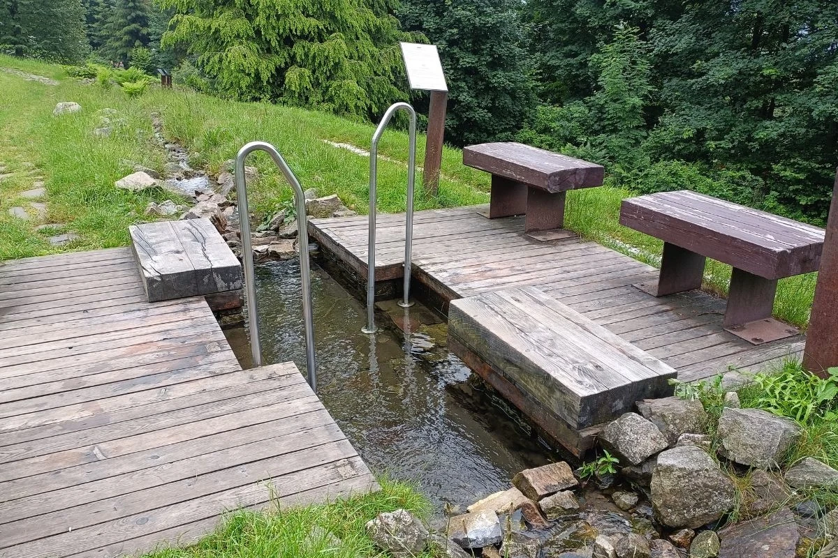 Zima woda leczy - twierdził Vincenz Priessnitz. Jedną z opcji jest spacer strumieniem - możliwy w Jeseníku Zima woda leczy - twierdził Vincenz Priessnitz. Jedną z opcji jest spacer strumieniem - możliwy w Jeseníku