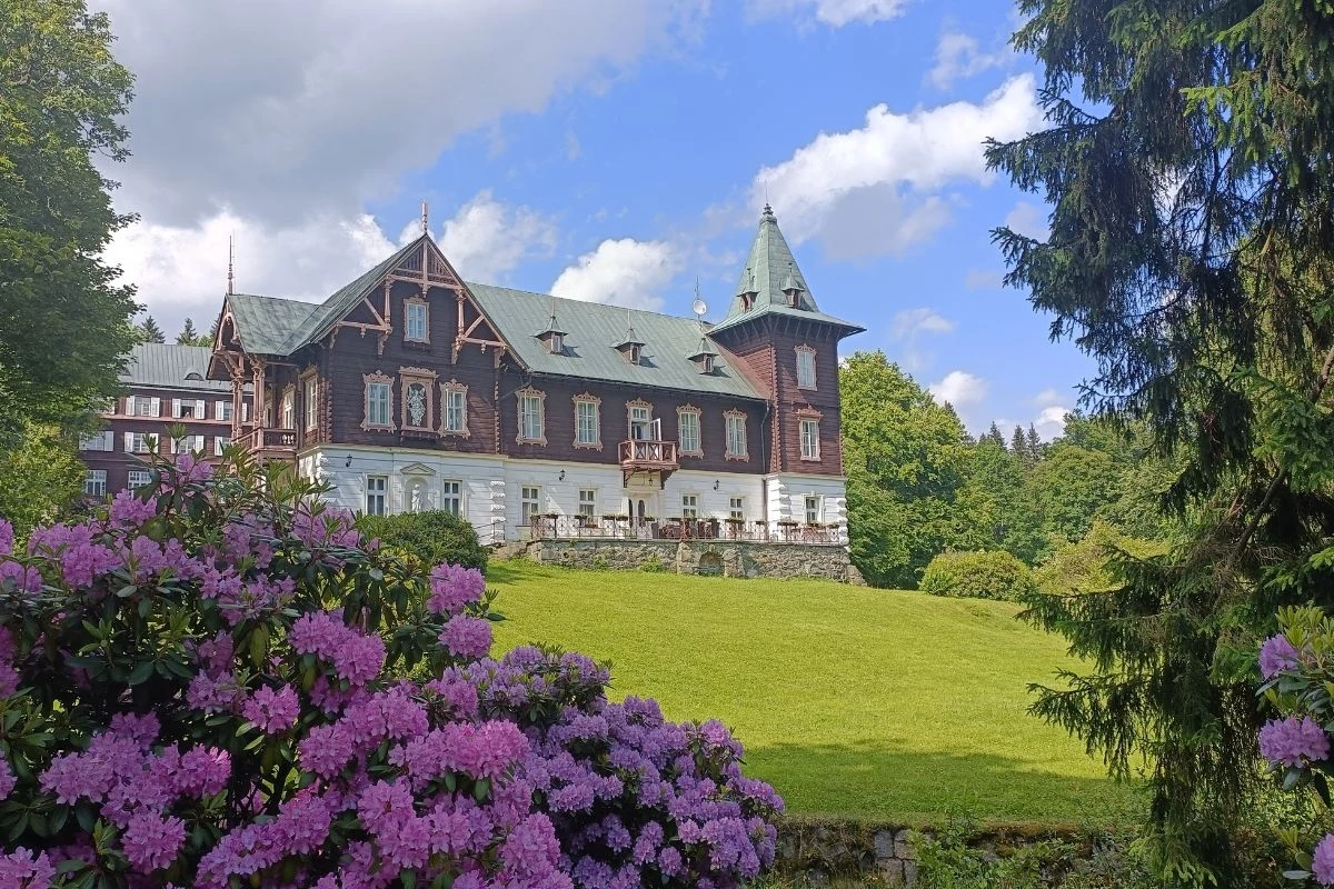 Karlova Studánka, to kameralne miasteczko-uzdrowisko, szczycące się najczystszym powietrzem w całej Europie Wschodniej Karlova Studánka, to kameralne miasteczko-uzdrowisko, szczycące się najczystszym powietrzem w całej Europie Wschodniej