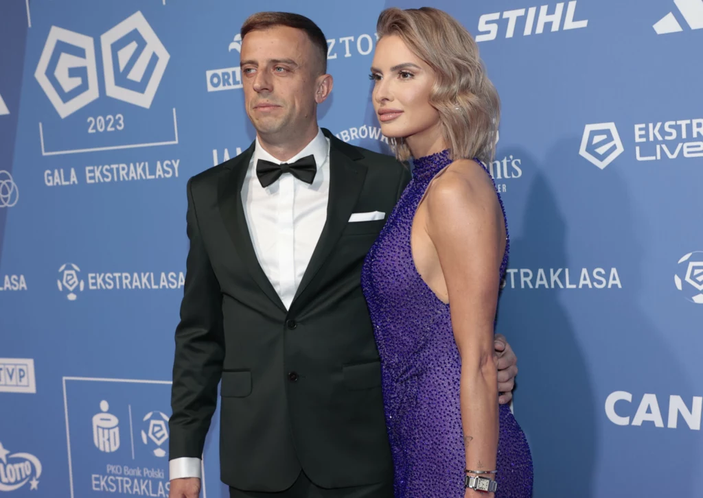 Żona Kamila Grosickiego przemówiła w mediach po ogłoszeniu przez piłkarza decyzji o zakończeniu kariery w reprezentacji Polski Żona Kamila Grosickiego przemówiła w mediach po ogłoszeniu przez piłkarza decyzji o zakończeniu kariery w reprezentacji Polski