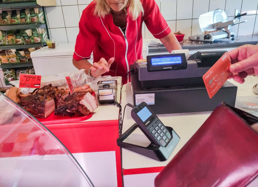 Gotówka za zakupy? Kasjer zada pytanie i jeśli odmówisz, anuluje sprzedaż.