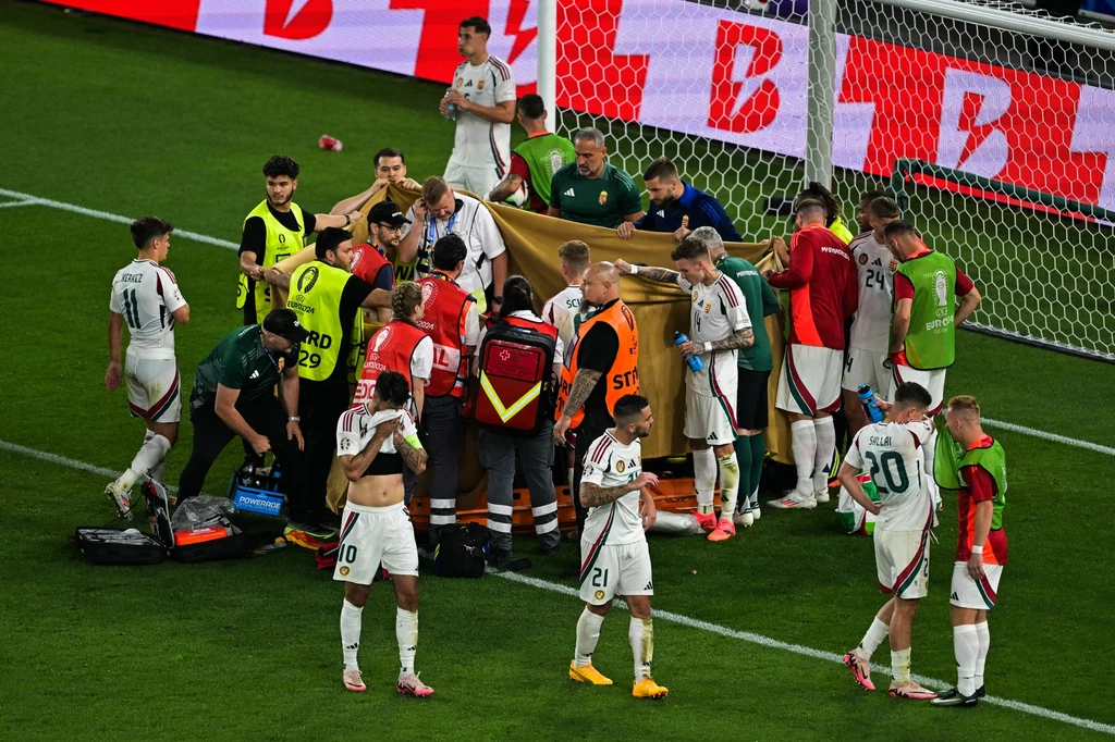 Pomoc udzielana Barnabasowi Vardze podczas meczu Szkocja - Węgry Pomoc udzielana Barnabasowi Vardze podczas meczu Szkocja - Węgry