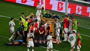 Pomoc udzielana Barnabasowi Vardze podczas meczu Szkocja - Węgry