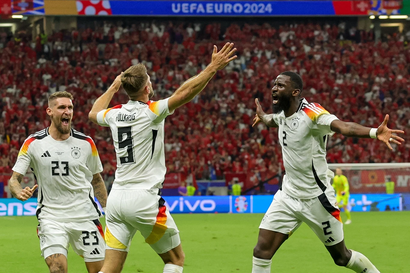 Antonio Rudiger spieszy z gratulacjami do Niclasa Fullkruga