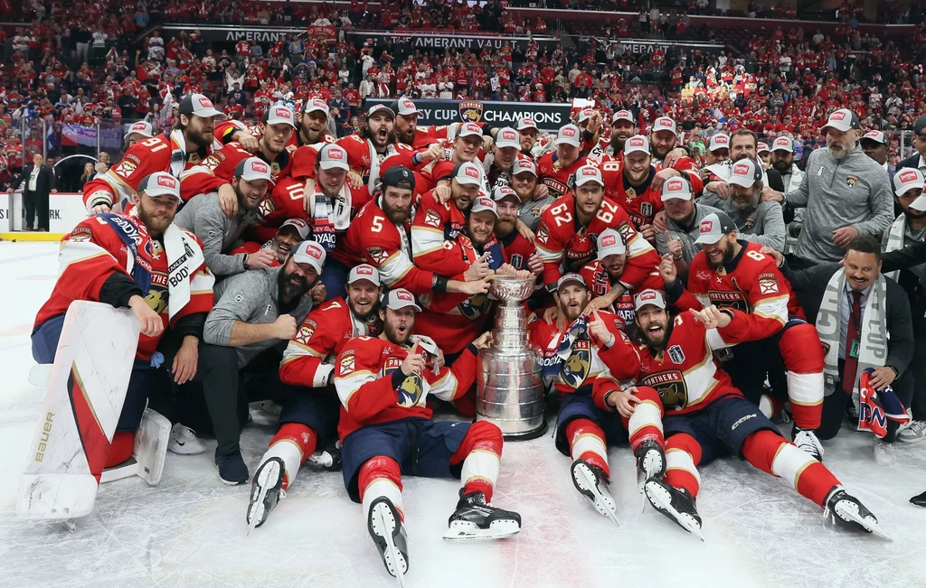 Hokeiści Florida Panthers z Pucharem Stanleya Hokeiści Florida Panthers z Pucharem Stanleya