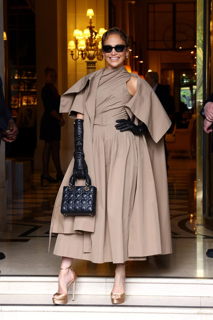 Jennifer Lopez wybrała piękną, klasyczną suknię z peleryną 