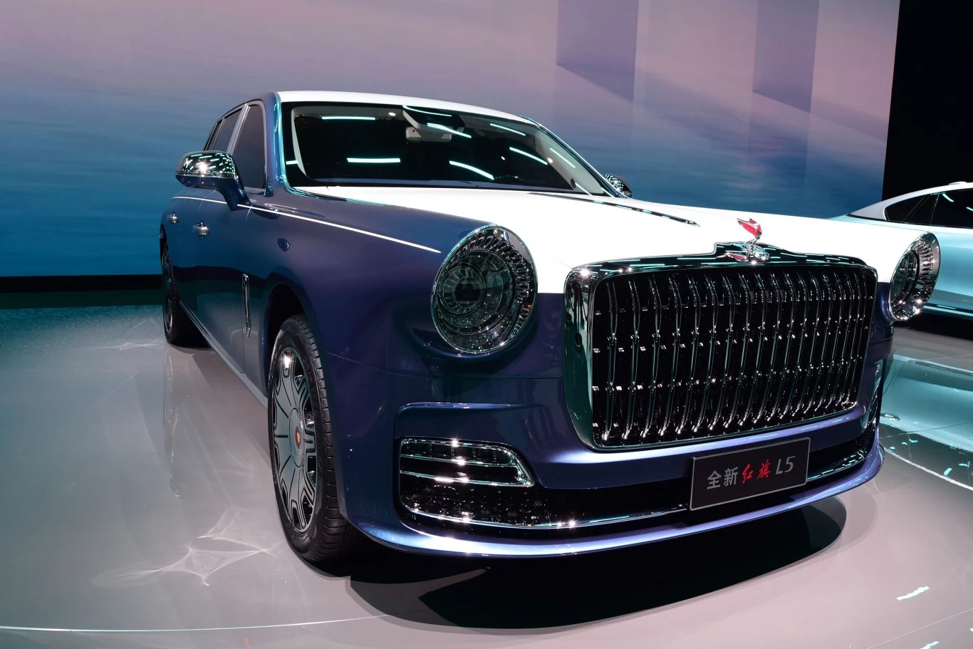 Hongqi L5 zwraca na siebie wyglądem w stylu retro. Nietrudno znaleźć nawiązania do aut Rolls-Royce'a. Hongqi L5 zwraca na siebie wyglądem w stylu retro. Nietrudno znaleźć nawiązania do aut Rolls-Royce'a.