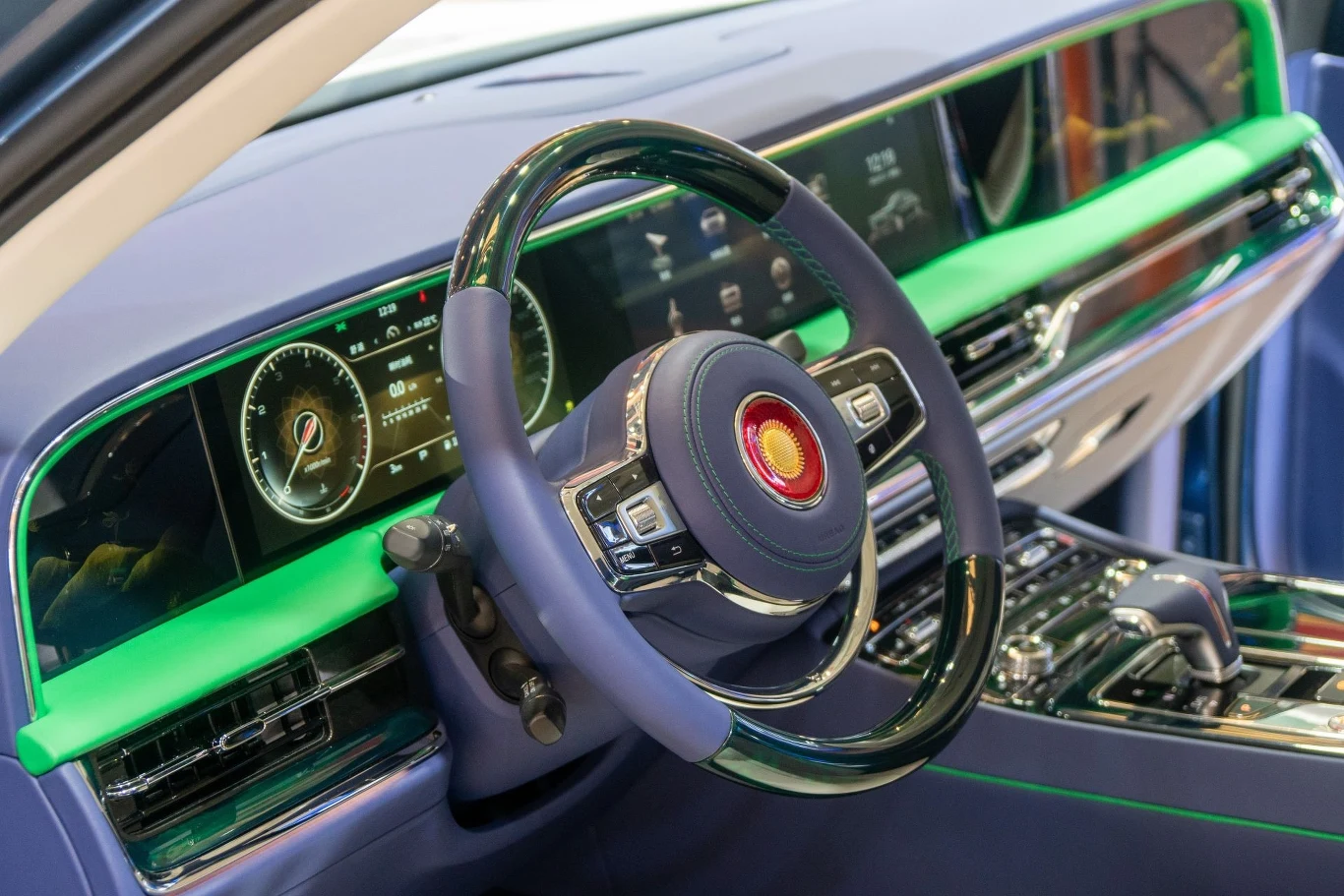 Wnętrze nowej generacji Hongqi L5 zdominowane jest przez trzy ekrany znajdujące się na desce rozdzielczej. Nie brakuje jednak również fizycznych przełączników. Wnętrze nowej generacji Hongqi L5 zdominowane jest przez trzy ekrany znajdujące się na desce rozdzielczej. Nie brakuje jednak również fizycznych przełączników.